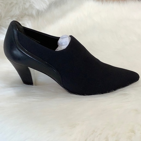 NWOB Donald J Pliner
Tyra Pointed-Toe Ankle Boot - Picture 2 of 16